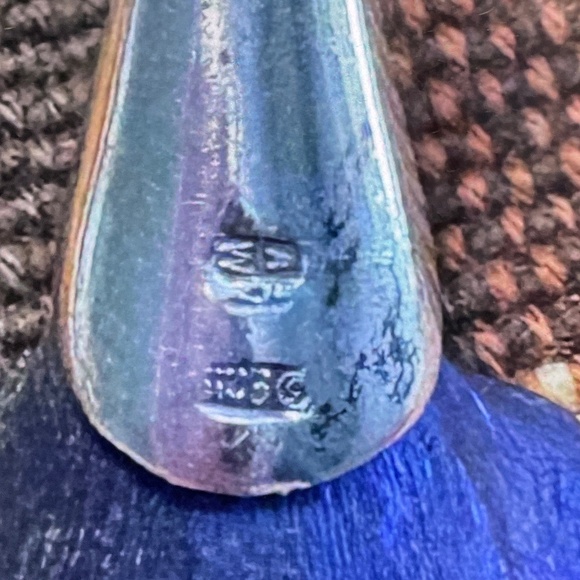 VINTAGE BLUE IRIDESCENT CALLA LILY PENDANT IN STERLING SILVER.  SIGNED A W. - Picture 4 of 4